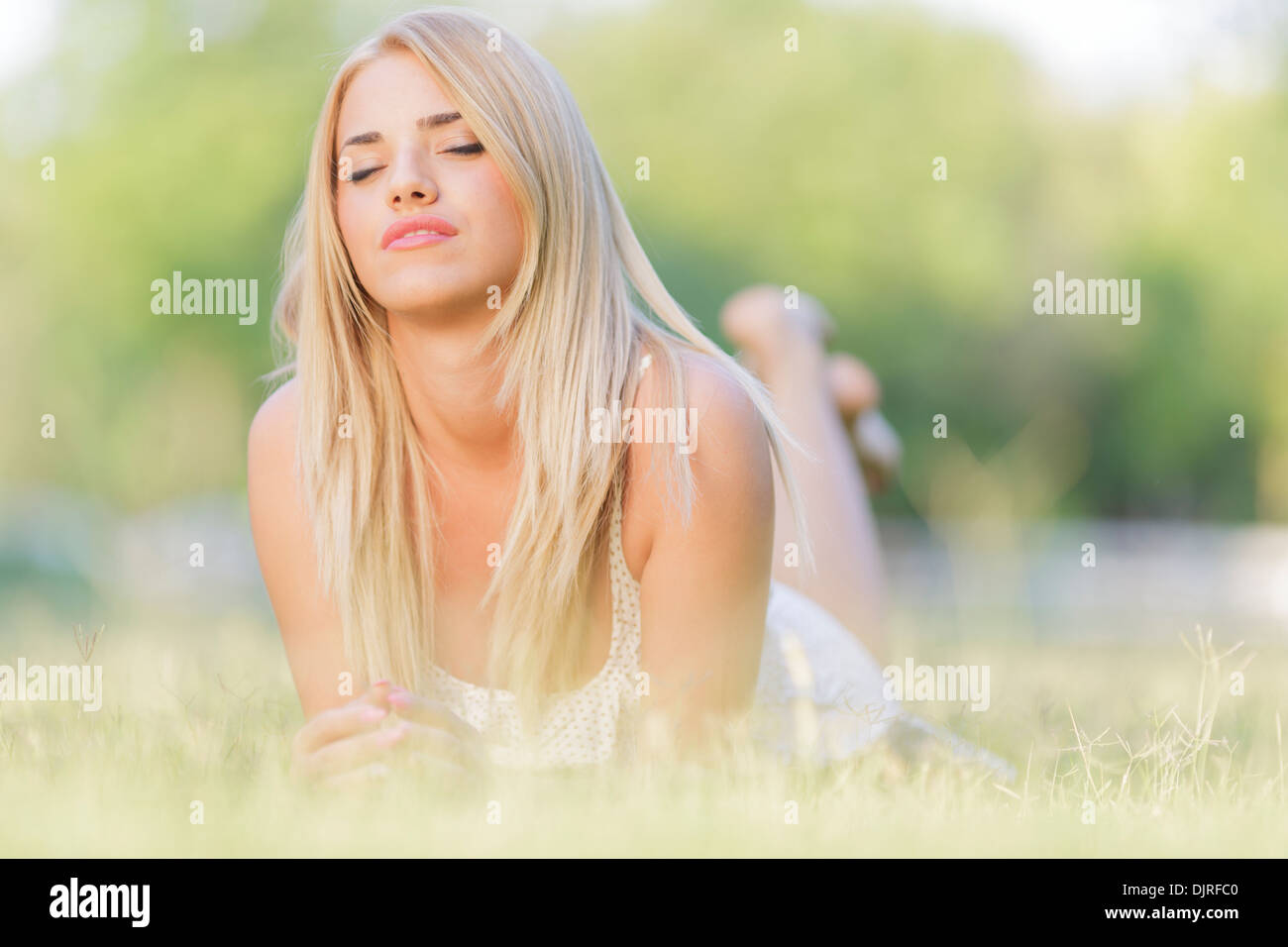 Junge, blonde Frau im Feld Stockfoto