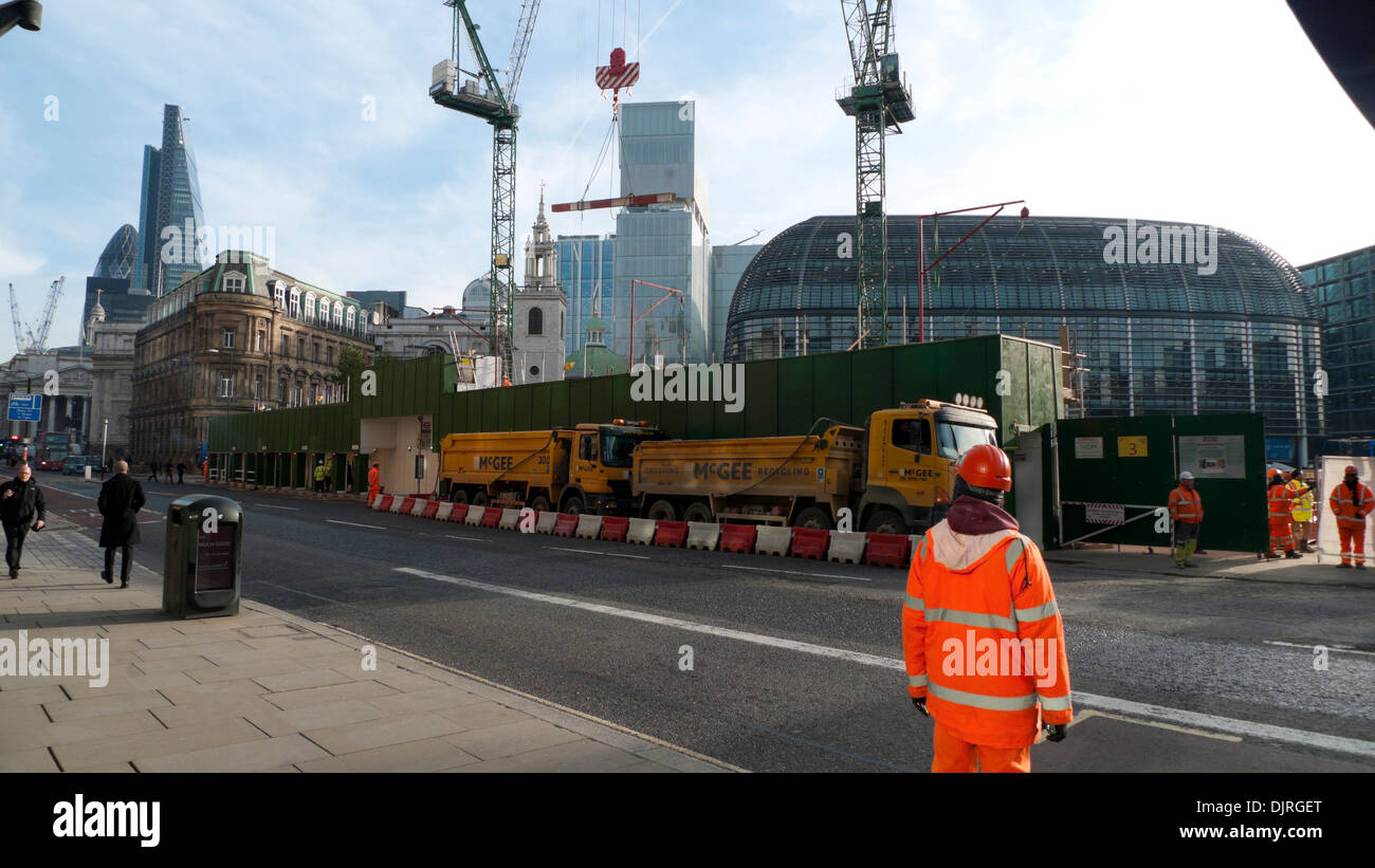 Arbeiter am Eingang zu Bloomberg Platz Baustelle an der Queen Victoria Street in der City von London England UK KATHY DEWITT Stockfoto