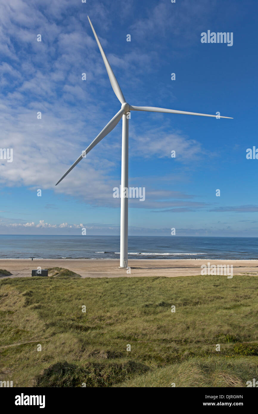 Windenergieanlage an einem Strand, Nordsee, Dänemark, Europa Stockfoto