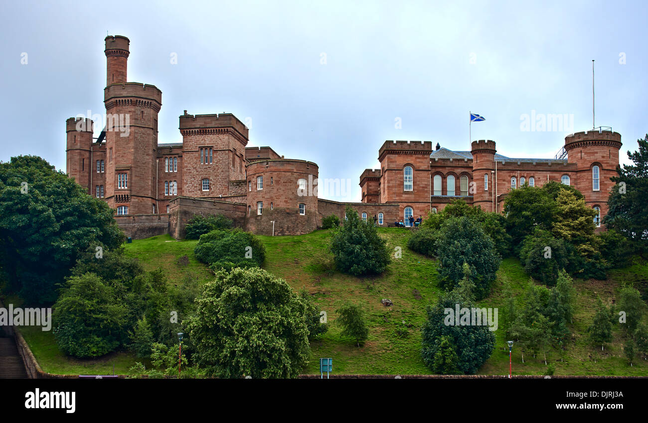 Inverness Castle Schottland sitzt auf einer Klippe mit Blick auf den Fluss Ness in Inverness, Schottland Stockfoto