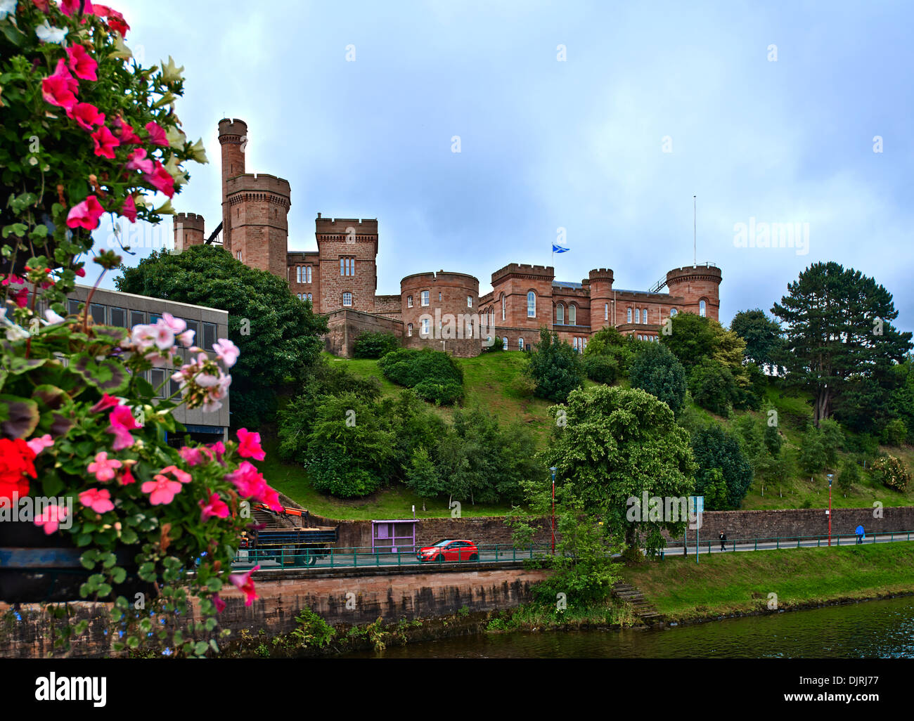 Inverness Castle Schottland sitzt auf einer Klippe mit Blick auf den Fluss Ness in Inverness, Schottland Stockfoto