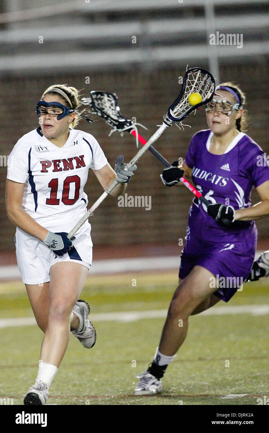 12. April 2010 - Philadelphia, Pennsylvania, USA - 9. April 2010: Pennsylvania Mittelfeldspieler Ali DeLuca (10) und nordwestlichen Mittelfeldspieler Ali Cassera (16) in Aktion während der Northwestern in Pennsylvania Damen-Lacrosse-Spiel statt in Franklin Field in Philadelphia, Pennsylvania. Nummer eins auf Platz Northwestern Wildcats besiegten den sechsten Rang Pennsylvania Quäker 12-8. (Kredit Imag Stockfoto