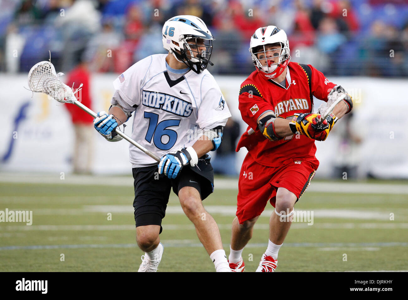 17. April 2010 - Baltimore, Maryland, USA - 17. April 2010: Hopkins Mittelfeldspieler Lee Kupferschmied (16) und Maryland kurze Stick Mittelfeldspieler Bryn Holmes (17) während der Lacrosse Spielaktion am Smartlink Day Rivalen M & T Bank Stadium in Baltimore, Maryland statt.  Die Maryland Warften besiegte die Hopkins Blue Jays 10-9. (Kredit-Bild: © Alex Cena/Southcreek Global/ZUMApress.com) Stockfoto