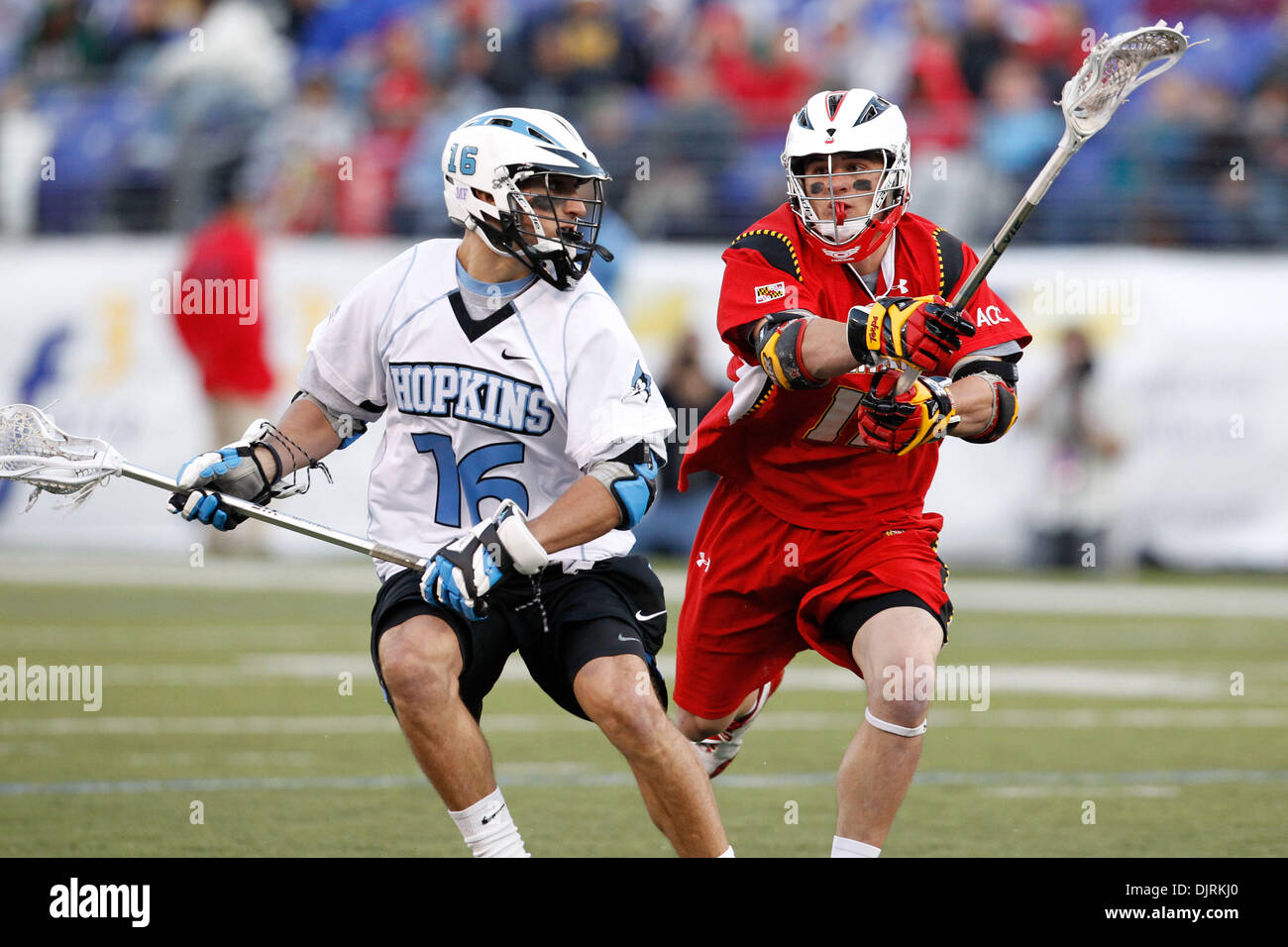 17. April 2010 - Baltimore, Maryland, USA - 17. April 2010: Hopkins Mittelfeldspieler Lee Kupferschmied (16) und Maryland kurze Stick Mittelfeldspieler Bryn Holmes (17) während der Lacrosse Spielaktion am Smartlink Day Rivalen M & T Bank Stadium in Baltimore, Maryland statt. Die Maryland Warften besiegte die Hopkins Blue Jays 10-9. (Kredit-Bild: © Alex Cena/Southcreek Global/ZUMApress.com) Stockfoto