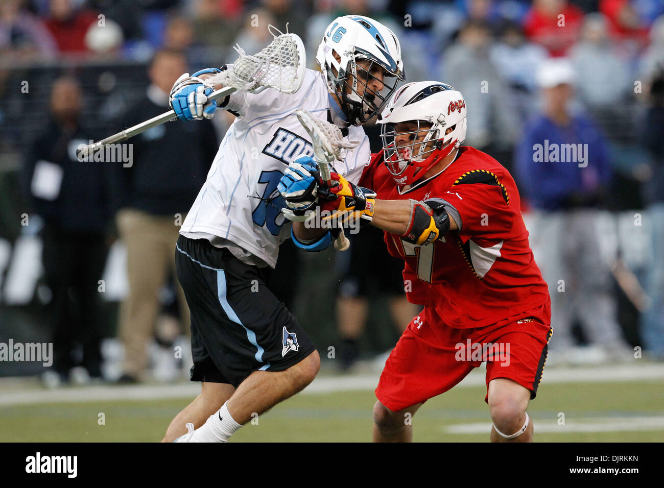 17. April 2010 - Baltimore, Maryland, USA - 17. April 2010: Hopkins Mittelfeldspieler Lee Kupferschmied (16) und Maryland kurze Stick Mittelfeldspieler Bryn Holmes (17) während der Lacrosse Spielaktion am Smartlink Day Rivalen M & T Bank Stadium in Baltimore, Maryland statt. Die Maryland Warften besiegte die Hopkins Blue Jays 10-9. (Kredit-Bild: © Alex Cena/Southcreek Global/ZUMApress.com) Stockfoto