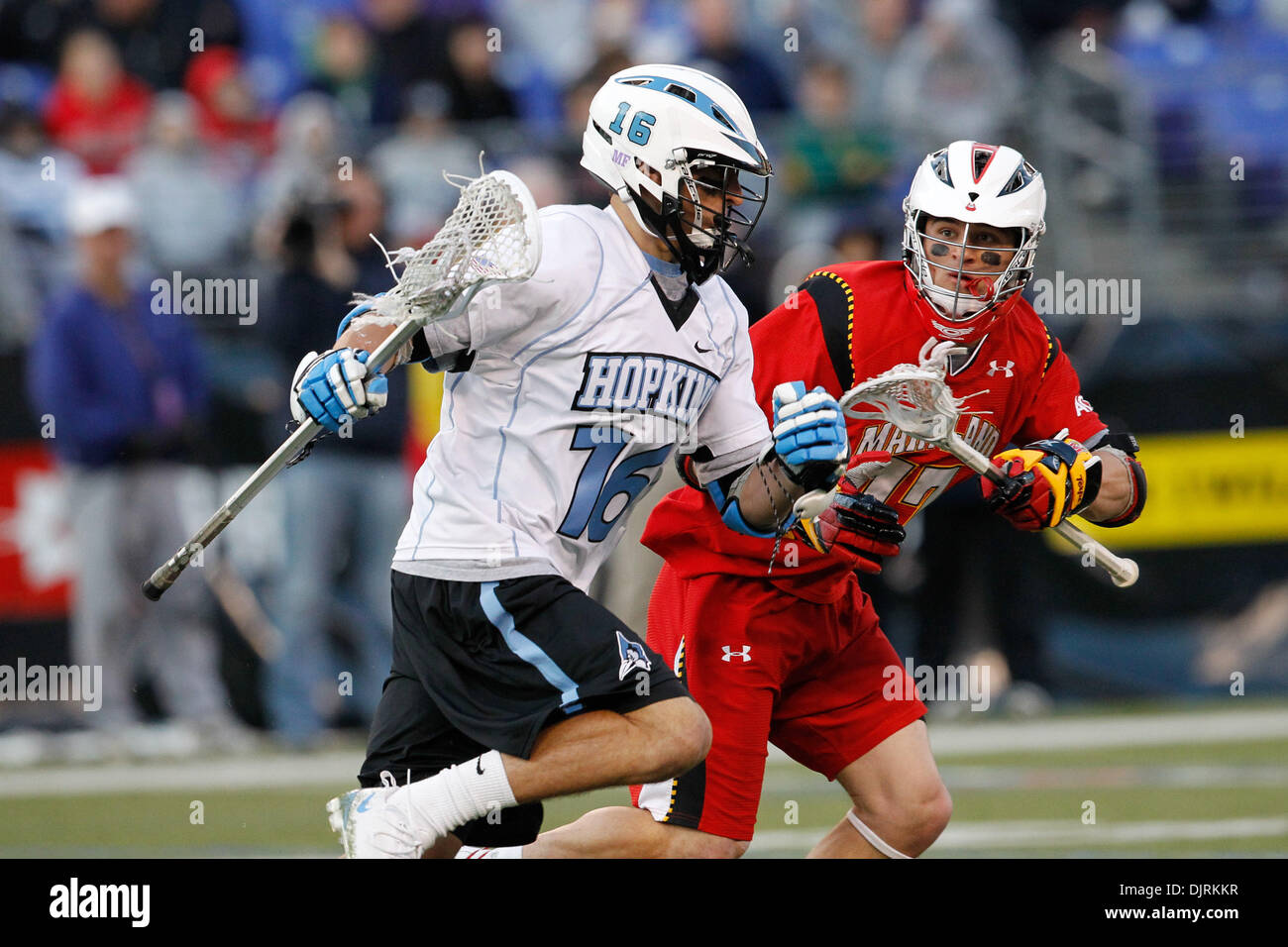 17. April 2010 - Baltimore, Maryland, USA - 17. April 2010: Hopkins Mittelfeldspieler Lee Kupferschmied (16) und Maryland kurze Stick Mittelfeldspieler Bryn Holmes (17) während der Lacrosse Spielaktion am Smartlink Day Rivalen M & T Bank Stadium in Baltimore, Maryland statt. Die Maryland Warften besiegte die Hopkins Blue Jays 10-9. (Kredit-Bild: © Alex Cena/Southcreek Global/ZUMApress.com) Stockfoto
