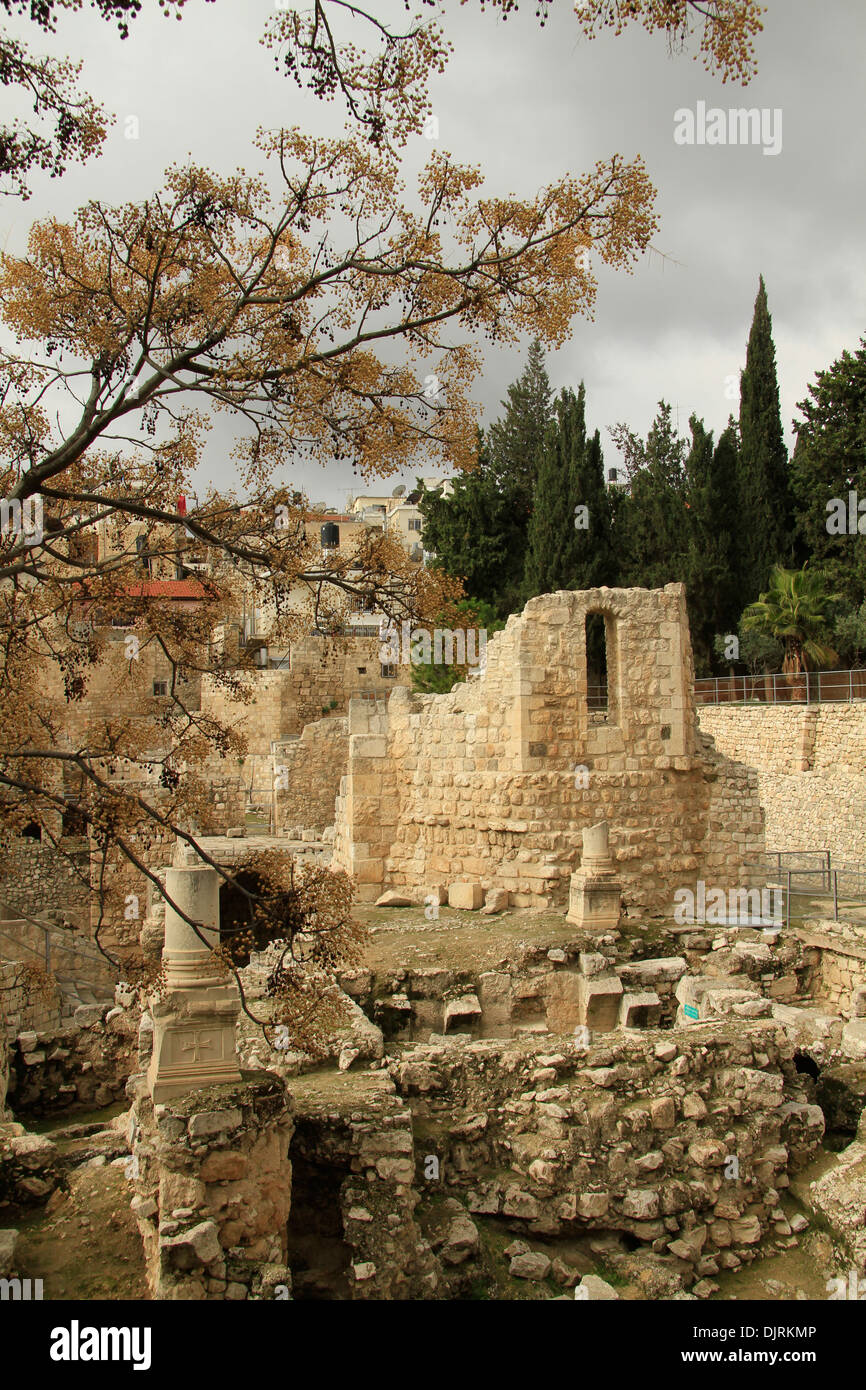 Israel, Jerusalem, Pools von Bethesda durch die Ruinen der Crusader Kapelle und eine byzantinische Basilika, St.-Anna-Kirche Stockfoto