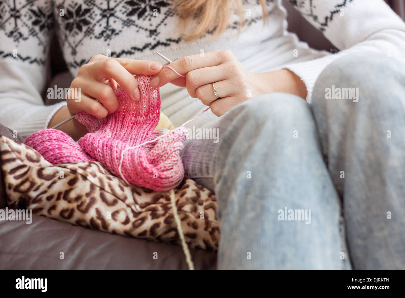 Hände "Stricknadeln" Mädchen Frau Closeup stricken Stiche basteln Hobby Garn bunte Stockfoto