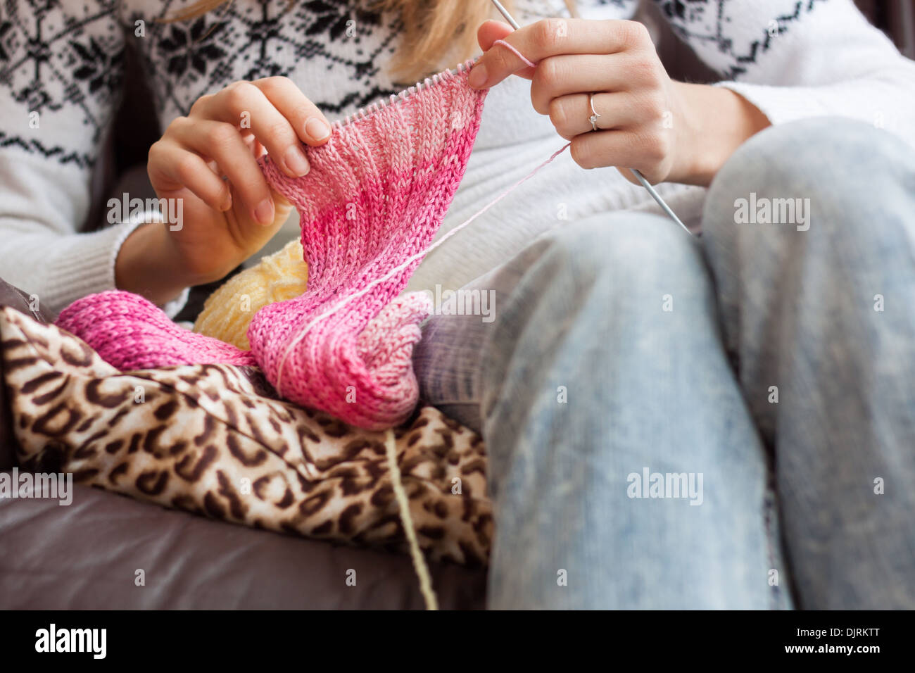 Hände "Stricknadeln" Mädchen Frau Closeup stricken Stiche basteln Hobby Garn bunte Stockfoto