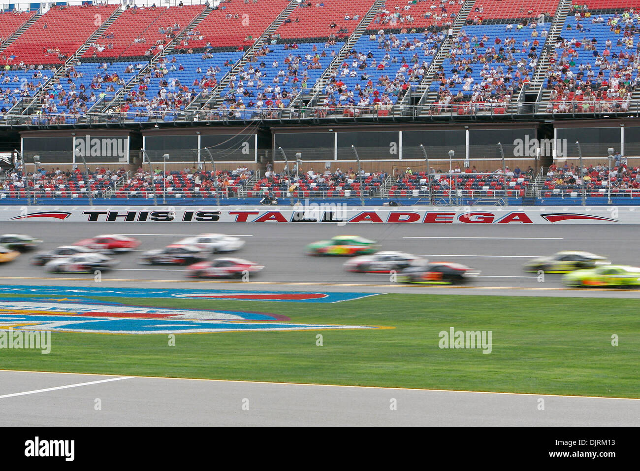 23. April 2010 - Lincoln, Alabama, USA - 23. April 2010: ARCA-Treiber übergeben die Talladega Zeichen während der Talladega ARCA 250 auf dem Talladega SuperSpeedway in Lincoln, Alabama. (Kredit-Bild: © Jason Clark/Southcreek Global/ZUMApress.com) Stockfoto