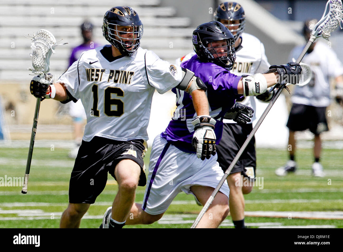 24. April 2010 - West Point, New York, USA - 24. April 2010: '' Armee Mittelfeldspieler Sauter, Charlie (16)'' und Heilig Kreuz Verteidiger David Henry (21) während der Lacrosse-Aktion in die Heilig Kreuz Kreuzfahrer an Army Black Knights Spiel bei Michie Stadum in West Point, New York statt.  Die Kreuzfahrer fiel auf den schwarzen Knightys 13-10. (Kredit-Bild: © Alex Cena/Southcreek Global/ZUMApress.com) Stockfoto