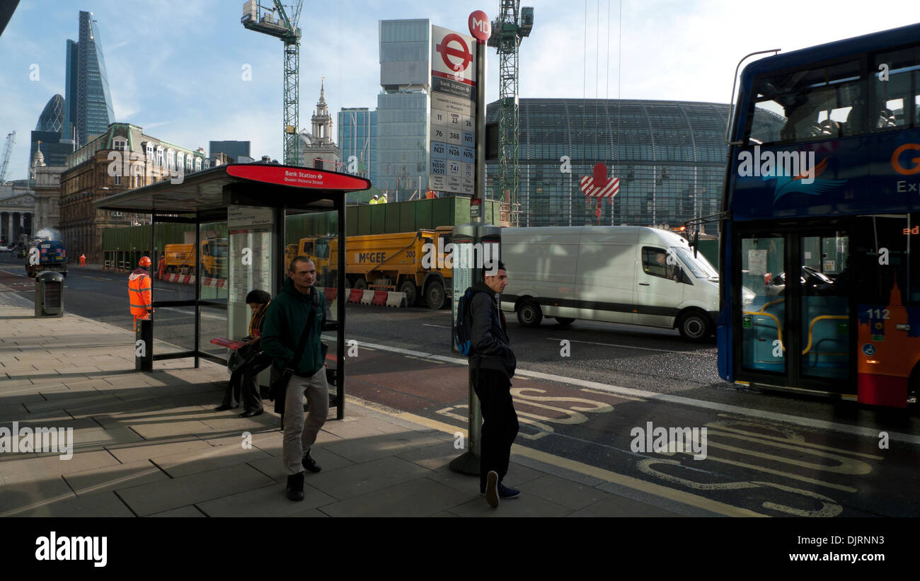 Die Menschen warten an öffentlichen Verkehrsmitteln Bushaltestelle von Bloomberg Gebäude Baustelle Queen Victoria Street 2013 in der City von London UK KATHY DEWITT Stockfoto