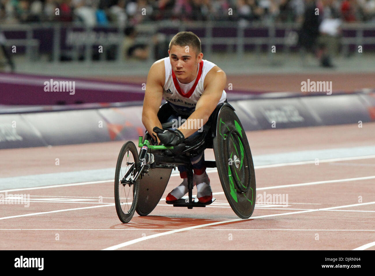 Jamie Carter GB im Mens T34 200-Meter-Rollstuhl-Lauf bei den Paralympischen Spielen 2012 in London. Stockfoto