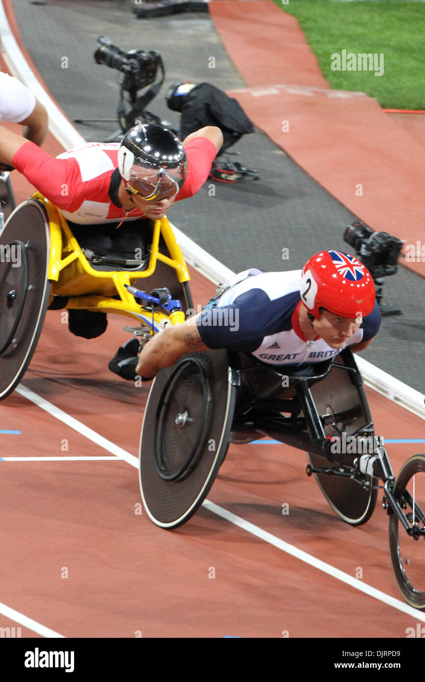 David Weir GB & Marcel Hug (Schweiz) in den Herren 5000m - T54 im Olympiastadion bei den Paralympics in London 2012. Stockfoto