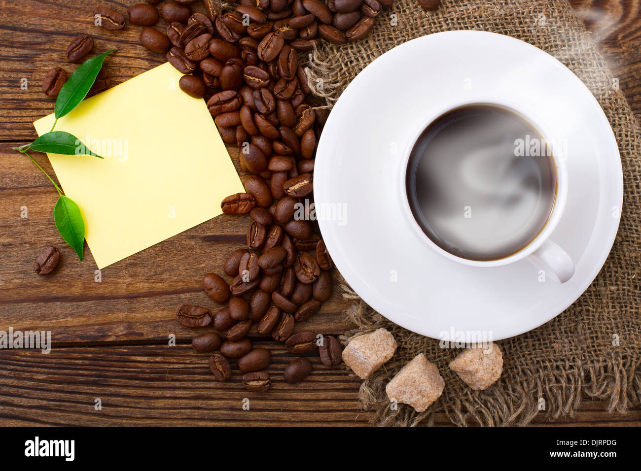 Сup von warmem Kaffee Bohnen auf der Holzoberfläche. Freiraum für Ihren text Stockfoto