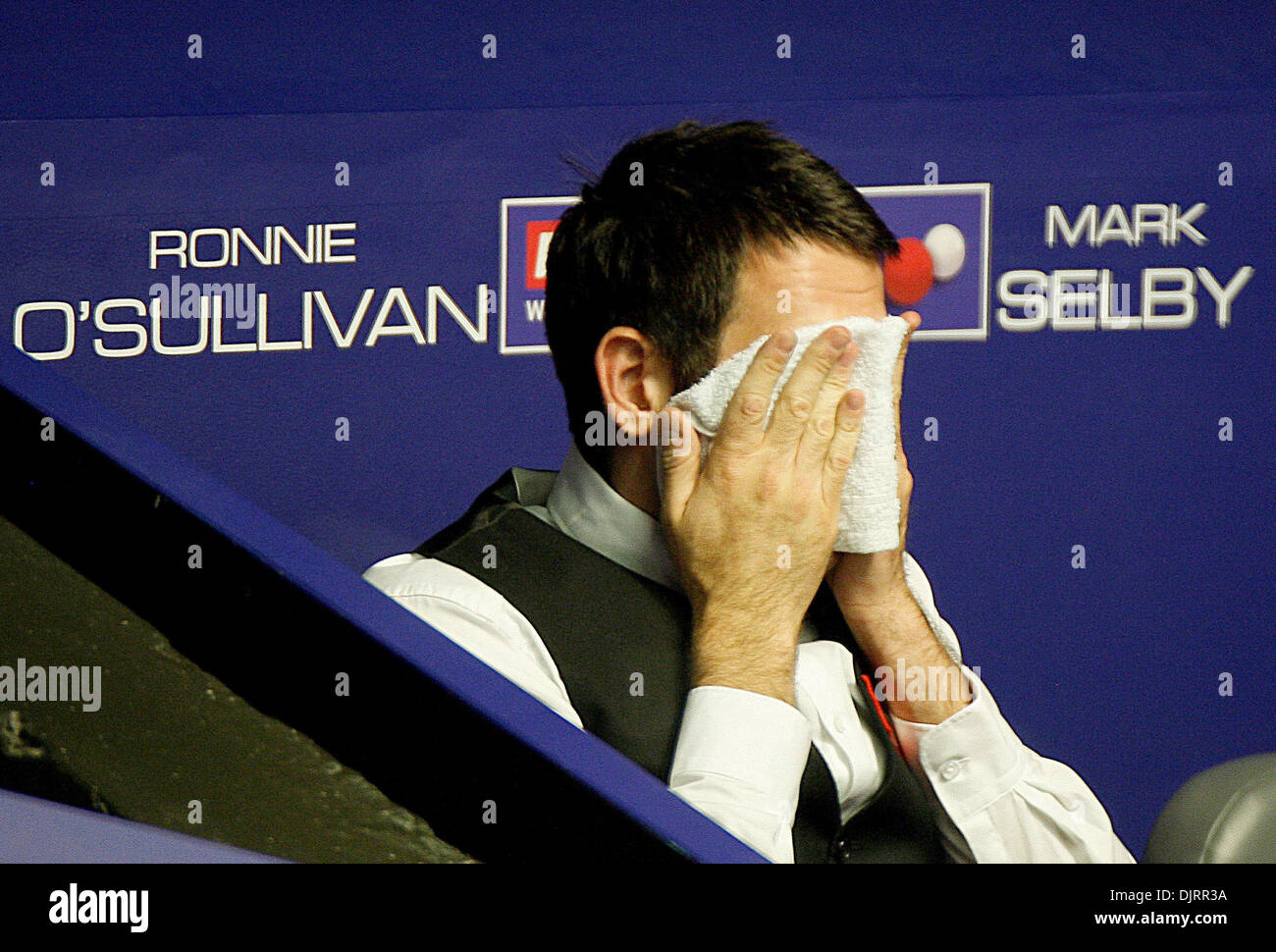 28. April 2010 - Sheffield, England - SHEFFIELD, ENGLAND 28. April 2010: Ronnie O'Sullivan von England reagiert nach seinem Viertelfinale gegen Ronnie O'Sullivan von England, Betfred Snooker-Weltmeisterschaften im Crucible Theater in Sheffield, England-Spiel. (Selby Bt O'Sullivan 13 Frames bis 11) (Kredit-Bild: © Michael Cullen/Southcreek Global/ZUMApress.com) Stockfoto