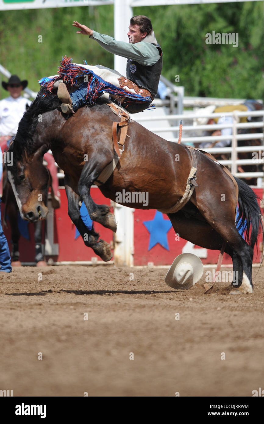 8. Mai 2010 - Sonora, Kalifornien, USA - 8. Mai 2010: Bareback Reiter Teddy Athan Livermore, ca reitet Private Dancer bei 2010 Mother Lode Round-Up in Sonora, CA. (Credit-Bild: © Matt Cohen/Southcreek Global/ZUMApress.com) Stockfoto