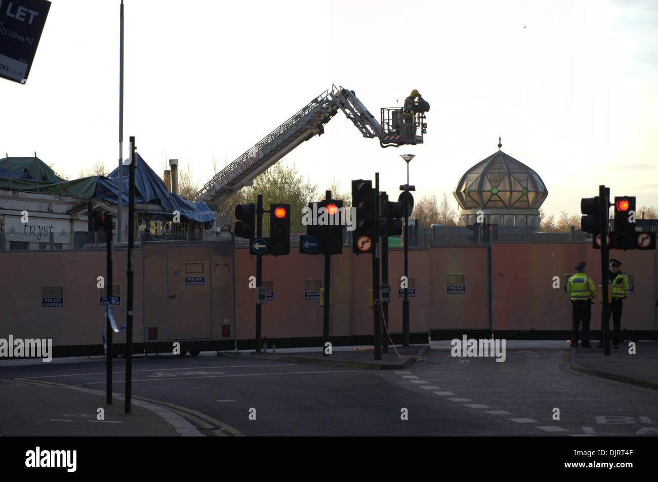 Glasgow, Schottland. 30. November 2013. Polizei und Rettung Dienstleistungen an der Clutha Bar, Stockwell Street, Glasgow, als Erholung Opertation ärgern nach einem Polizei-Hubschrauber stürzte in das Dach des Pub Credit: Tony Clerkson/Alamy Live News Stockfoto