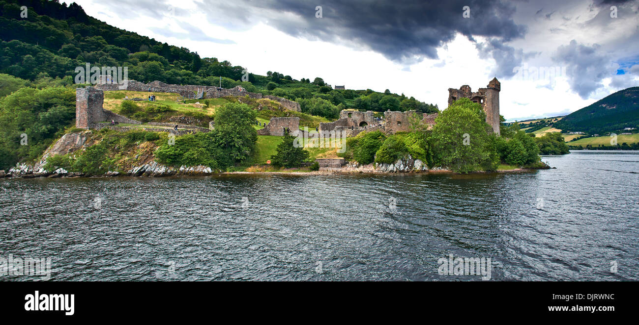 Urquhart Castle am Loch Ness sitzt neben Loch Ness in den Highlands von Schottland Stockfoto