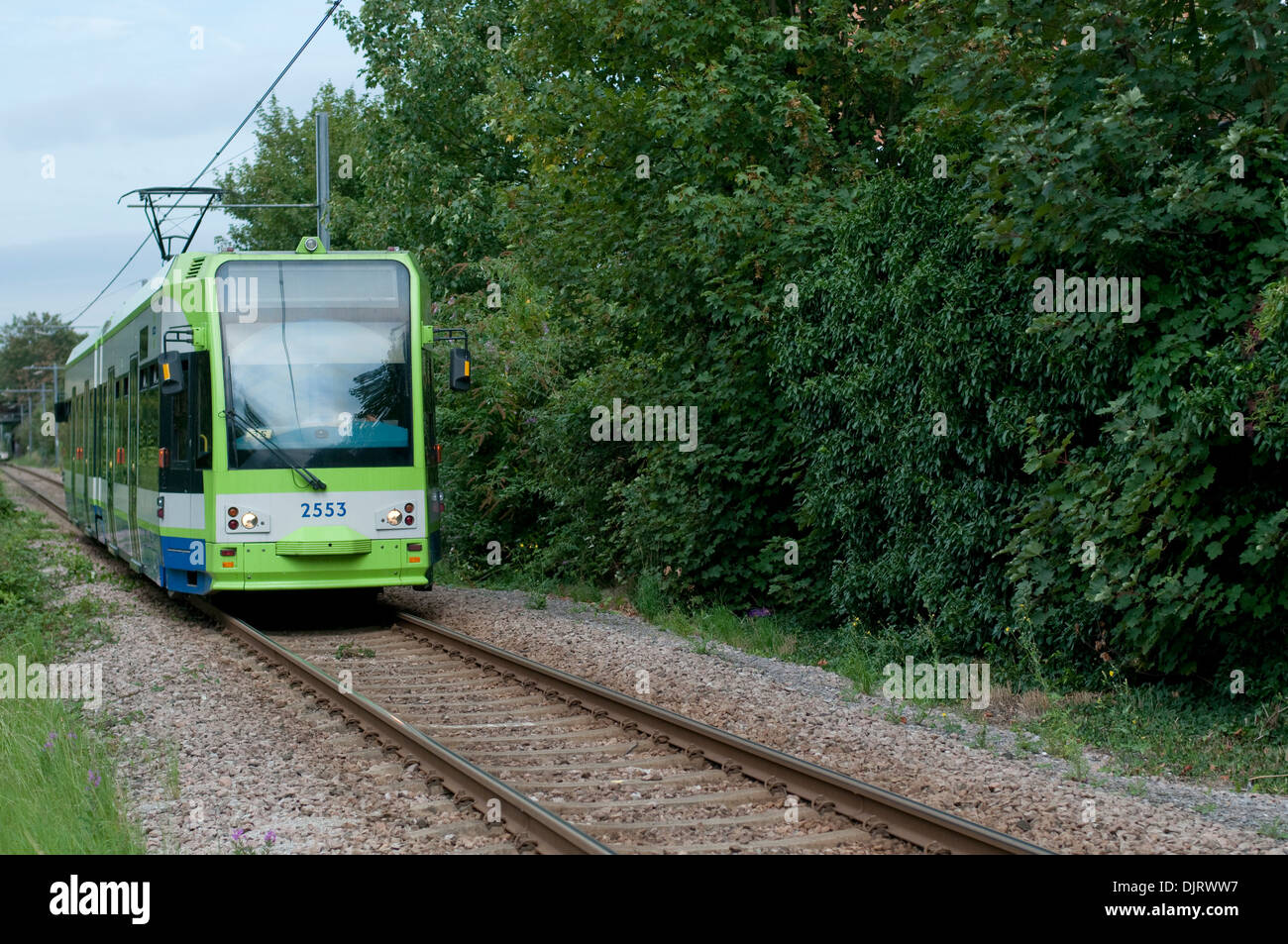 Croydon Straßenbahn in Merton Park Stockfoto