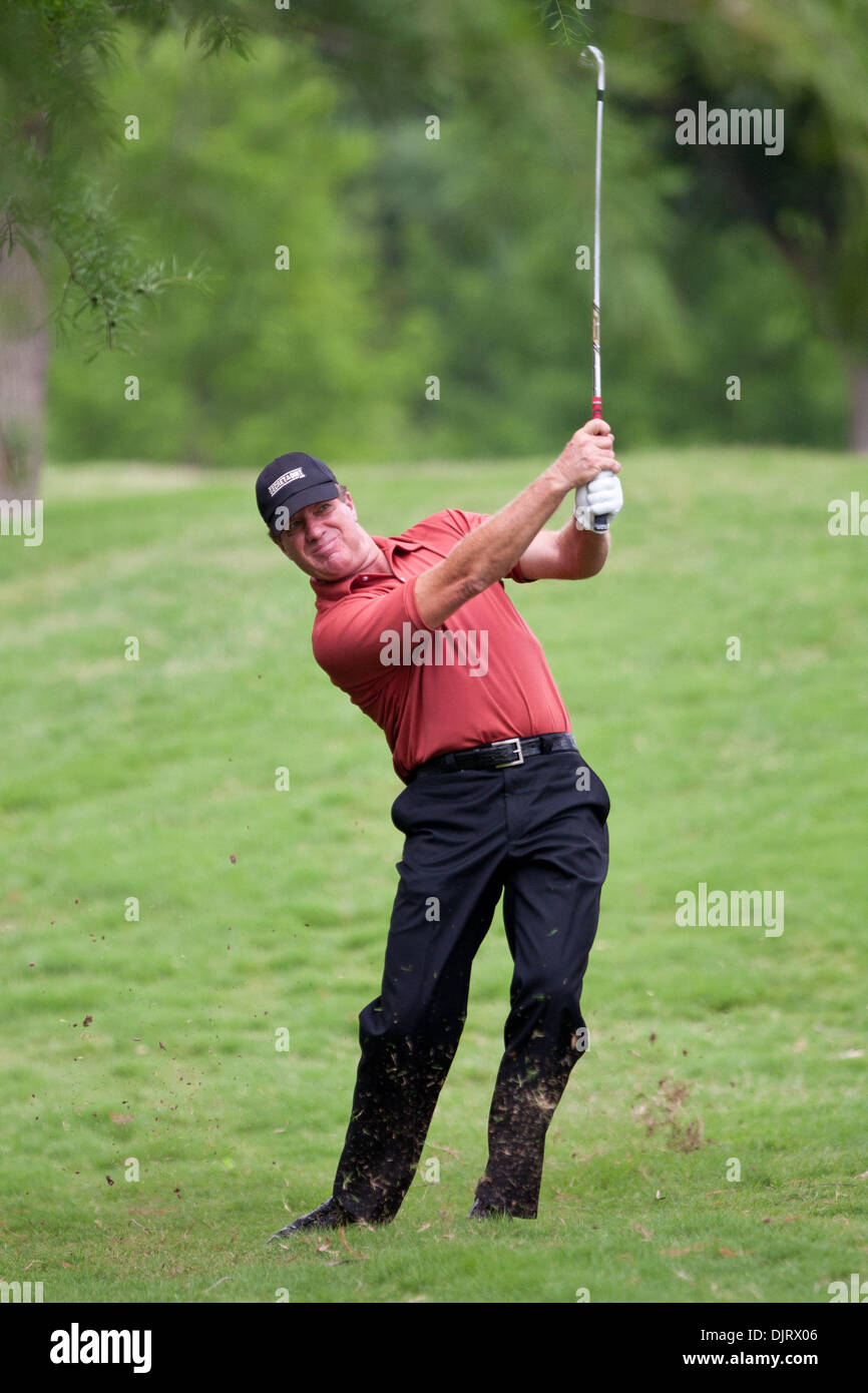 21. Mai 2010 - Las Colinas, Texas, USA - 21. Mai 2010: Steve Elkington hits von rauen bei HP Byron Nelson Championship. Die 2. Runde der HP Byron Nelson Championship spielte auf der TPC 4 Seasons Resort Las Colinas, TX Credit: Andrew Dieb / Southcreek Global (Credit-Bild: © Andrew Dieb/Southcreek Global/ZUMApress.com) Stockfoto