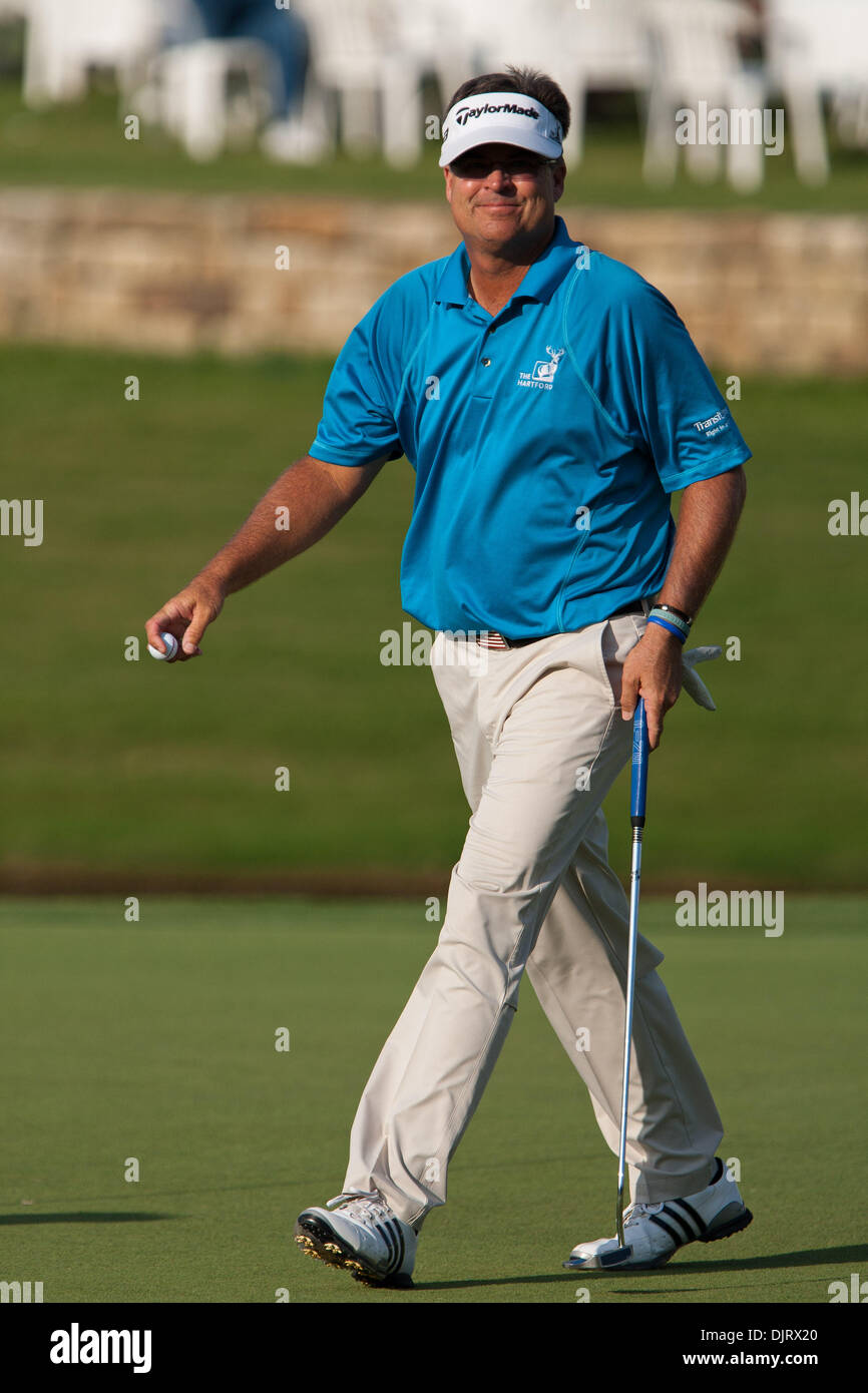 21. Mai 2010 - Las Colinas, Texas, USA - 21. Mai 2010: Kenny Perry lächelt nach Abschluss seiner Runde bei der HP Byron Nelson Championship. Die 2. Runde der HP Byron Nelson Championship spielte auf der TPC 4 Seasons Resort Las Colinas, TX Credit: Andrew Dieb / Southcreek Global (Credit-Bild: © Andrew Dieb/Southcreek Global/ZUMApress.com) Stockfoto