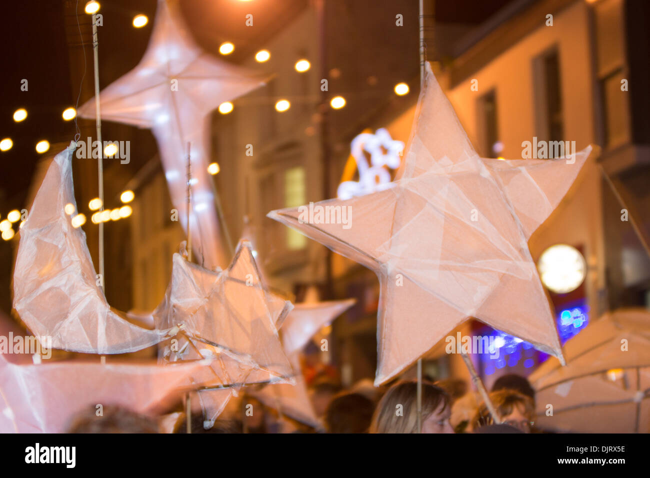 Hausgemachte Weihnachten Laternen im Rahmen der Parade feiern Einschalten der Weihnachtsbeleuchtung Stockfoto