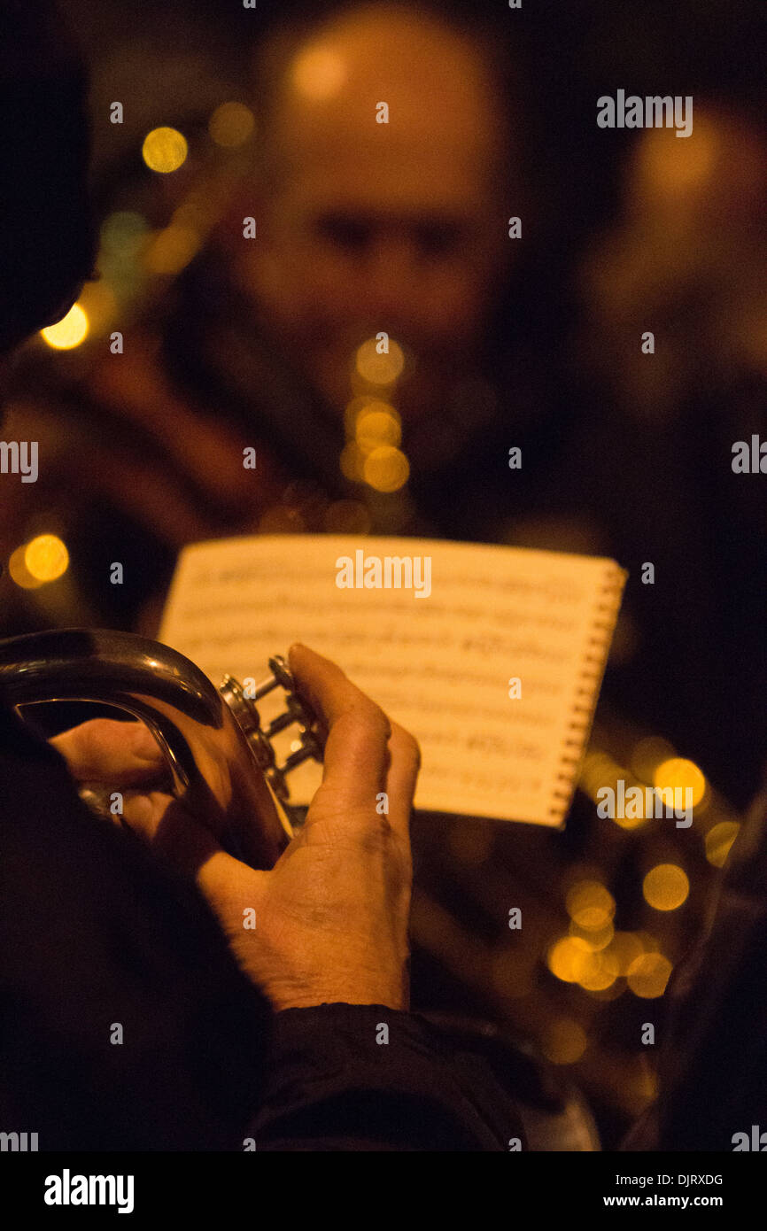 Musiker von der Heilsarmee-Band spielt auf der Light Up The Town-Veranstaltung in Aberystwyth für das Drehen auf die Weihnachtslichter Stockfoto