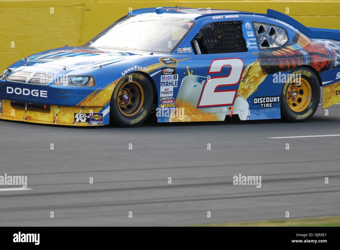 30. Mai 2010 - Charlotte, North Carolina, USA - 30. Mai 2010: alle Sterne Rennsieger Kurt Busch findet eine frühe Führung während der Coca-Cola 600 bei Charlotte Motor Speedway in Charlotte, North Carolina. (Kredit-Bild: © Jim Dedmon/Southcreek Global/ZUMApress.com) Stockfoto