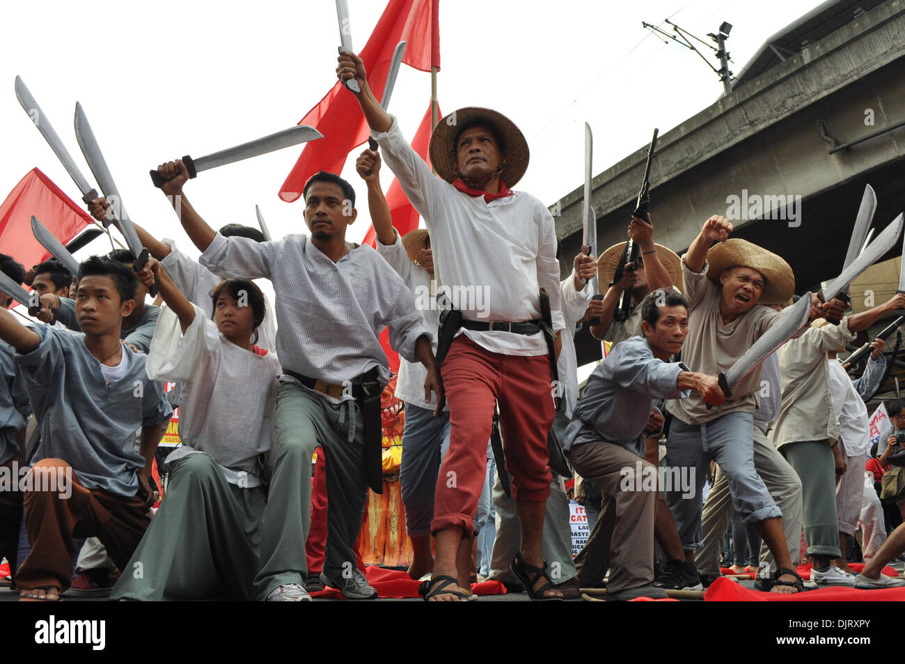 Manila, Philippinen. 30. November 2013.  Schauspielern nachspielen Ereignisse aus der Geschichte als Filipino Patriot Andres Bonifacio Die Katipunan Revolution, führte als militante Gruppen der Held 150. Geburtstag, Marke Samstag, 30. November 2013 Proteste und verschiedene Aktivitäten in Manila, festhalten. Unter der Leitung von nationalen Arbeitsmitte Kilusang Mayo Uno (KMU), fällt ihr Programm mit anderen Arbeits-Gruppen Proteste im Land. Bildnachweis: George Calvelo/Alamy Live-Nachrichten Stockfoto