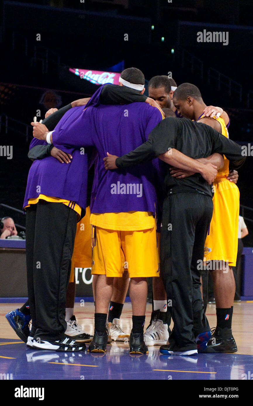 19. März 2010 - Los Angeles, Kalifornien, USA - 19. März 2010: D-Fender Spieler drängen, bevor der Utah Flash die Los Angeles D-Fender 128-107 im Staples Center in Los Angeles, Kalifornien besiegt. Obligatorische Credit - Andrew Fielding / Southcreek Global (Kredit-Bild: © Andrew Fielding/Southcreek Global/ZUMApress.com) Stockfoto
