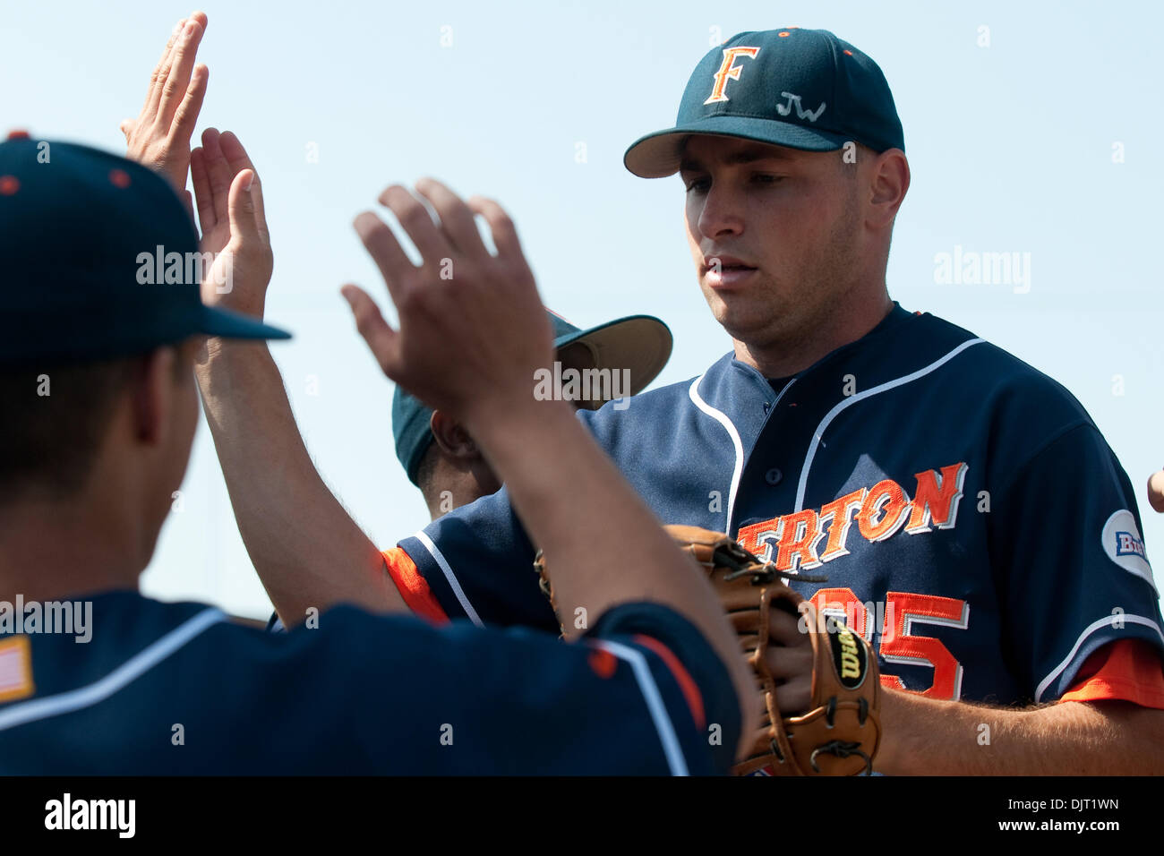 10. April 2010 - Irvine, Kalifornien, USA - 10. April 2010: Fullerton Junior RHP Daniel Renken (#35) ist hoch fived und gratulierte, als er die Trainerbank betritt, nach etwas mehr als sechs Innings Pitchen und erlauben nur eine Earned Run.  Die '' JW'' Initialen sind für ehemalige Batterie mate Jon Wilhite, die Surived ein Auto crash, die Engels Krug Nick Adenhart am 9. April 2009 getötet. Die California State Stockfoto