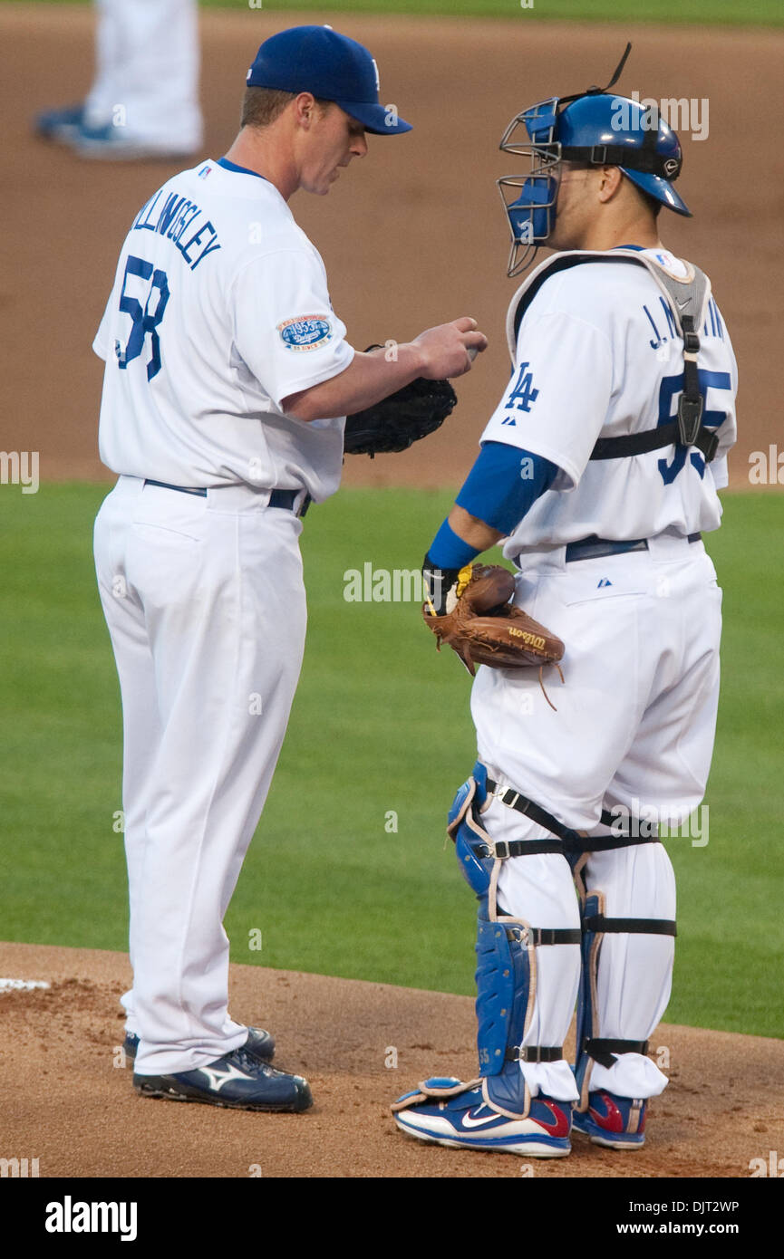 29. April 2010 - Los Angeles, Kalifornien, USA - 30. April 2010: Los Angeles Schwindler Krug Tschad Billingsley (58) Chats mit Los Angeles Schwindler Catcher Russell Martin (55) auf dem Hügel ab. Die Pittsburgh Pirates verlor gegen die Los Angeles Dodgers 6-2, im Dodger Stadium in Los Angeles, Kalifornien. . Obligatorische Credit: Andrew Fielding / Southcreek Global (Kredit-Bild: © Andrew Fiel Stockfoto