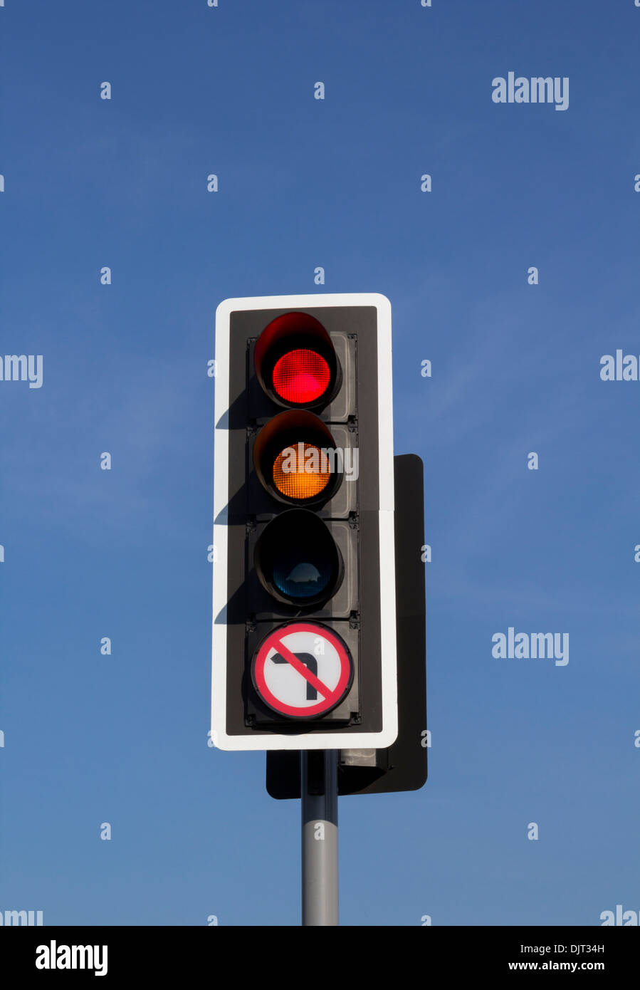 Ampel mit rot und gelb leuchtet Stockfotografie - Alamy