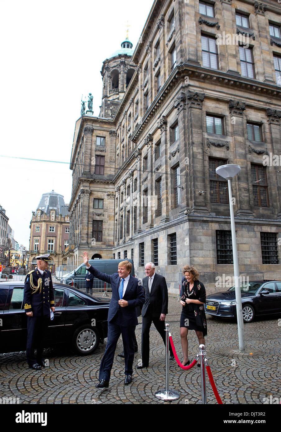 Amsterdam, Niederlande. 29. November 2013. König Willem-Alexander der Niederlande (vorne) kommt, um den ersten Satz von Biographien der ehemaligen Könige Willem erhalten I, Willem II Tilburg und Willem II einer der Nieuwe Kerk in Amsterdam, Niederlande, 29. November 2013. Die Bücher sind geschrieben von Jeroen Koch (Willem ich), Jeroen van Zanten (Willem II) und Dik van der Meulen (Willem III). Die Bücher werden anlässlich der Feierlichkeiten der 200 Jahre Königreich der Niederlande Finanzierung veröffentlicht. Foto: Patrick van Katwijk, Niederlande und Frankreich OUT/Dpa/Alamy Live News Stockfoto