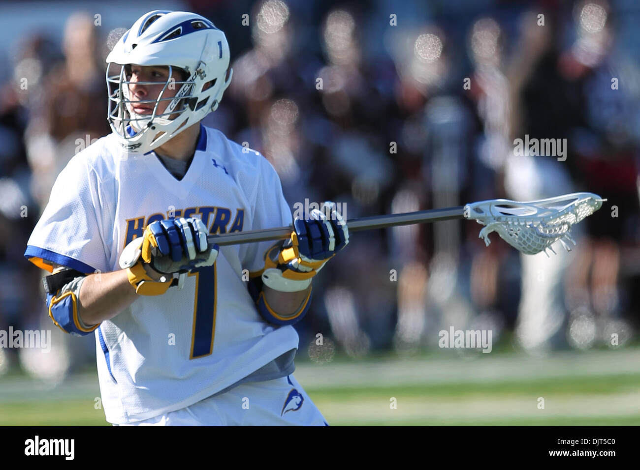 Hofstra Mittelfeldspieler Brad Loizeaux (#1).  Hofstra besiegt Brown 15-12 im Spiel an James M Shuart Stadium, Hempstead, New York statt. (Kredit-Bild: © Anthony Gruppuso/Southcreek Global/ZUMApress.com) Stockfoto