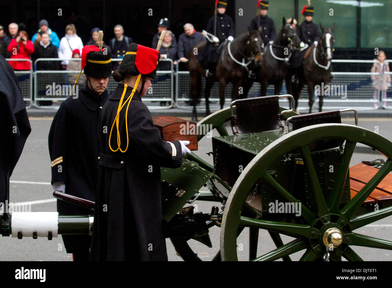 London UK. 30. November 2013. 70 Sandsäcke des Bodens von WW1 Schlachtfeldern in Belgien, die an der belgischen Marine Fregatte Louisa Marie Bord sind auf ein Feld Lafette von Royal Troop Horse Artillery, die gehen in einer feierlichen Prozession durch London vor erreichen das Wellington für Flandern Feld of Remembrance Credit Kaserne transportiert: Amer Ghazzal/Alamy Live-Nachrichten Stockfoto