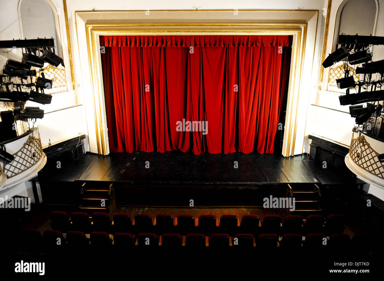 Leeren Theaterbühne mit Lichtern auf und Vorhang gesenkt Stockfoto