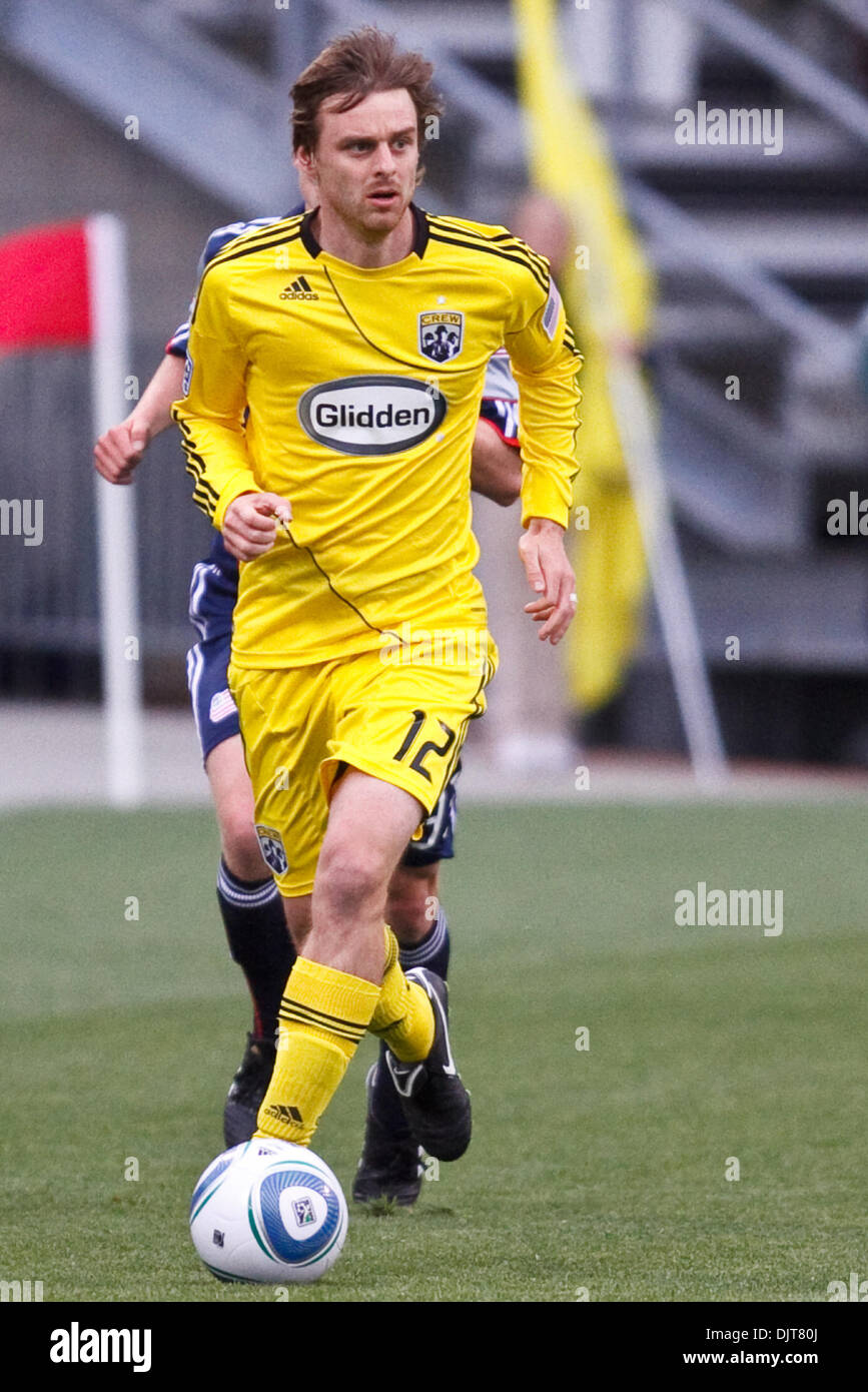 Besatzung Mittelfeldspieler Eddie Gaven #12 sucht eine offene Teamkollegen, als er das Ball-Feld während der ersten Hälfte Spielaktion bringt.  Die Columbus Crew besiegten die New England Revolution 3-2 auf eine Verletzung Zeitziel Crew Stadium in Columbus, Ohio. (Kredit-Bild: © Scott Grau/Southcreek Global/ZUMApress.com) Stockfoto