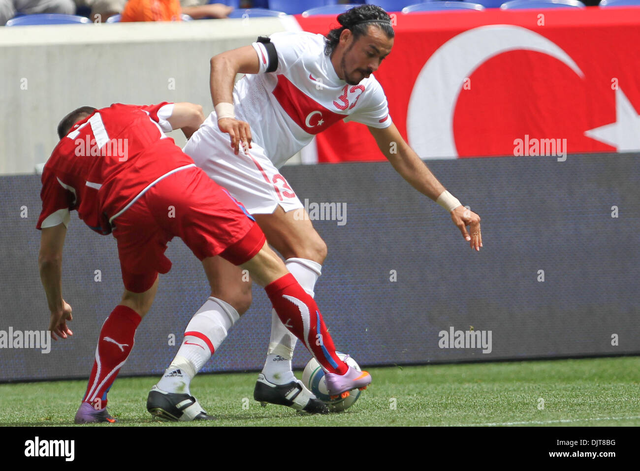 Türkei-Verteidiger Servet Cetin (#33) hält den Ball aus Tschechien Mittelfeldspieler Libor Sionko (#7). Türkei besiegt Tschechien 2-1 In das Spiel in der Red Bull Arena in Harrison, New Jersey statt. (Kredit-Bild: © Anthony Gruppuso/Southcreek Global/ZUMApress.com) Stockfoto