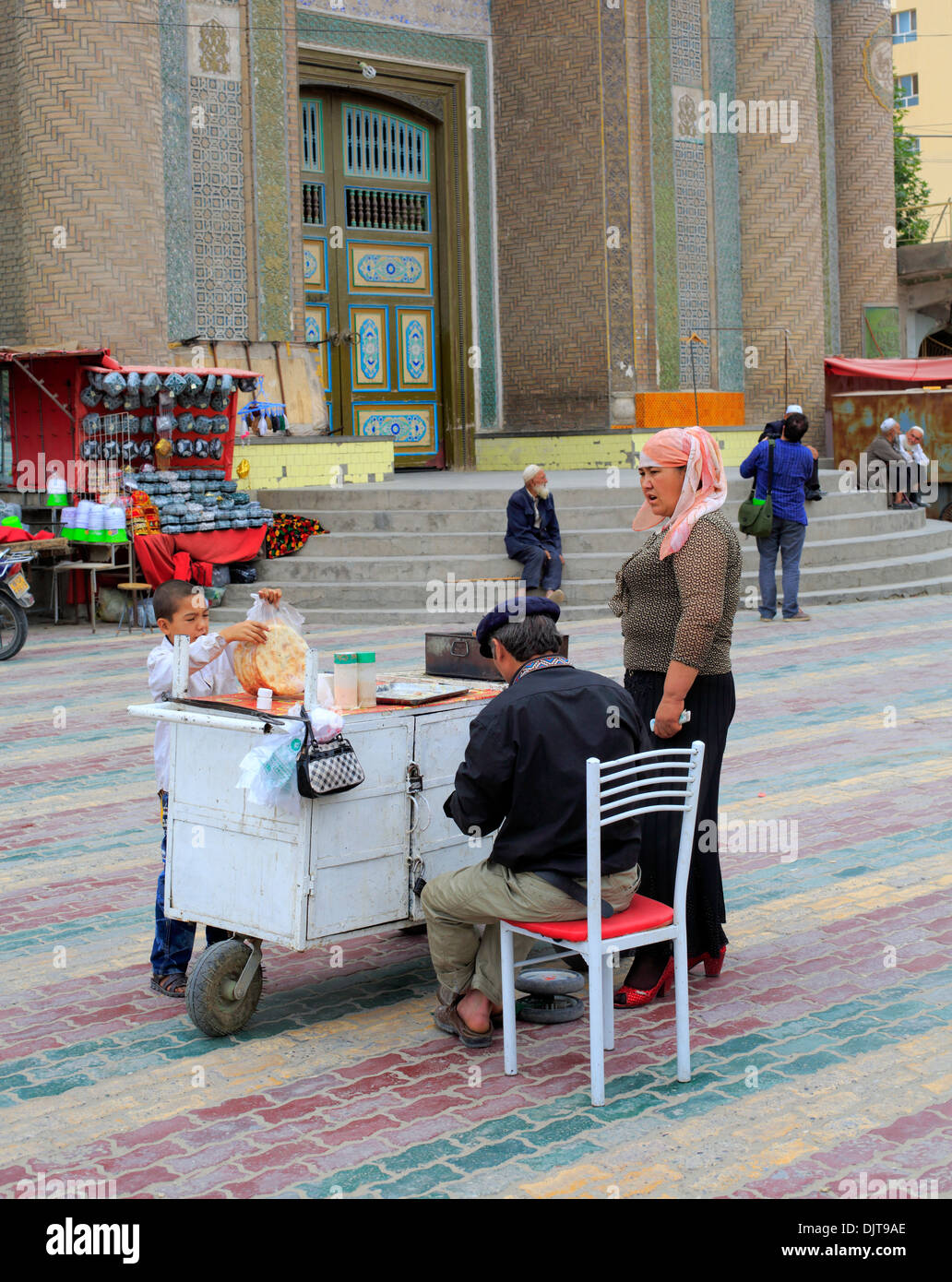 Straßenhändler in der Nähe der Moschee, Karghilik, Kashgar Präfektur, Uigurischen Autonomen Gebiet Xinjiang, China Stockfoto