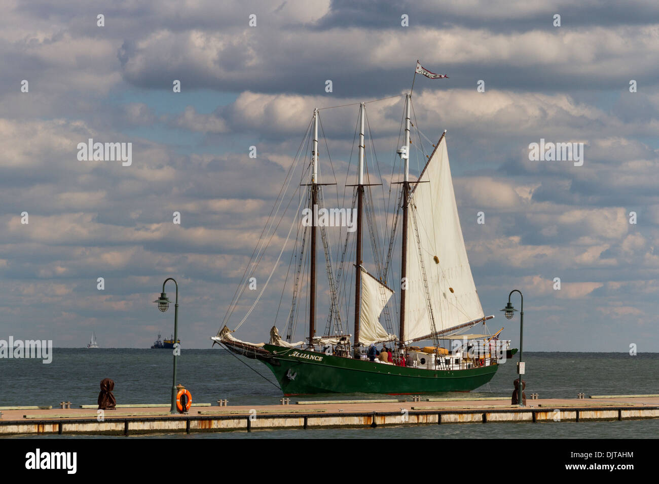 Tall Ship Schooner, Alliance, segelt auf dem York River im historischen Yorktown im Colonial National Historical Park in Virginia. Stockfoto