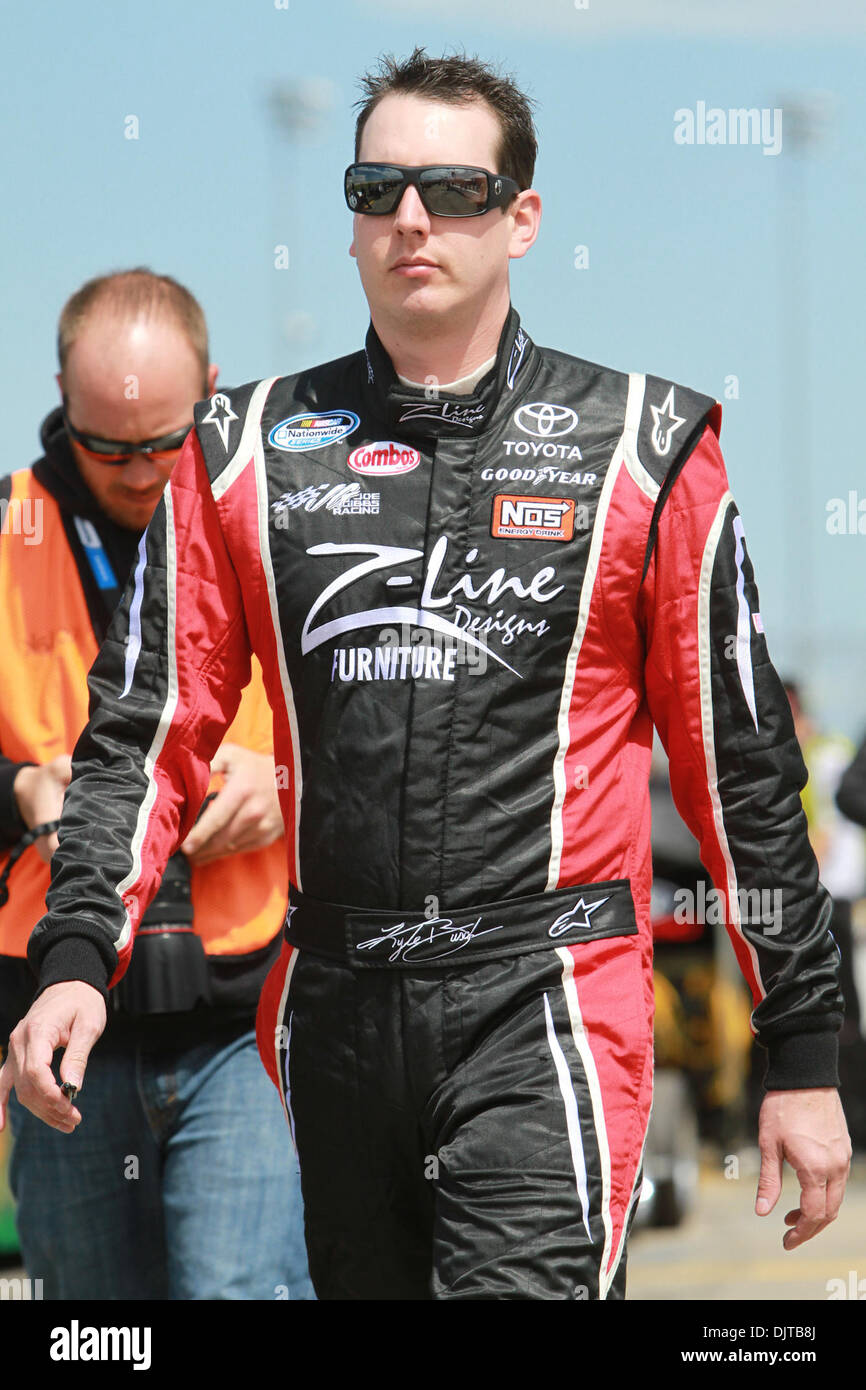 Kyle Busch geht zu seinem Auto, Z-Line-Designs in Nashville 300 im Zeittraining. (Kredit-Bild: © Collin Hays/Southcreek Global/ZUMApress.com) Stockfoto