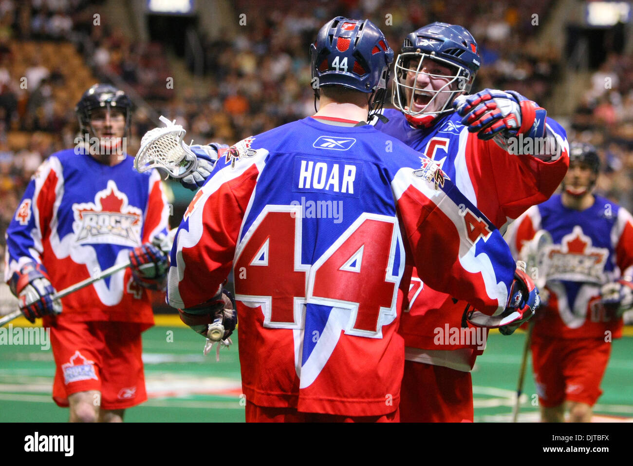 Toronto Rock Verteidiger Stephen Hoar (44) ist nach seinem Tor in der 1. Hälfte des Lacrosse-Spiel gegen die Rochester Teilen auf dem Air Canada Centre in Toronto gratulierte. (Kredit-Bild: © Anson Hung/Southcreek Global/ZUMApress.com) Stockfoto