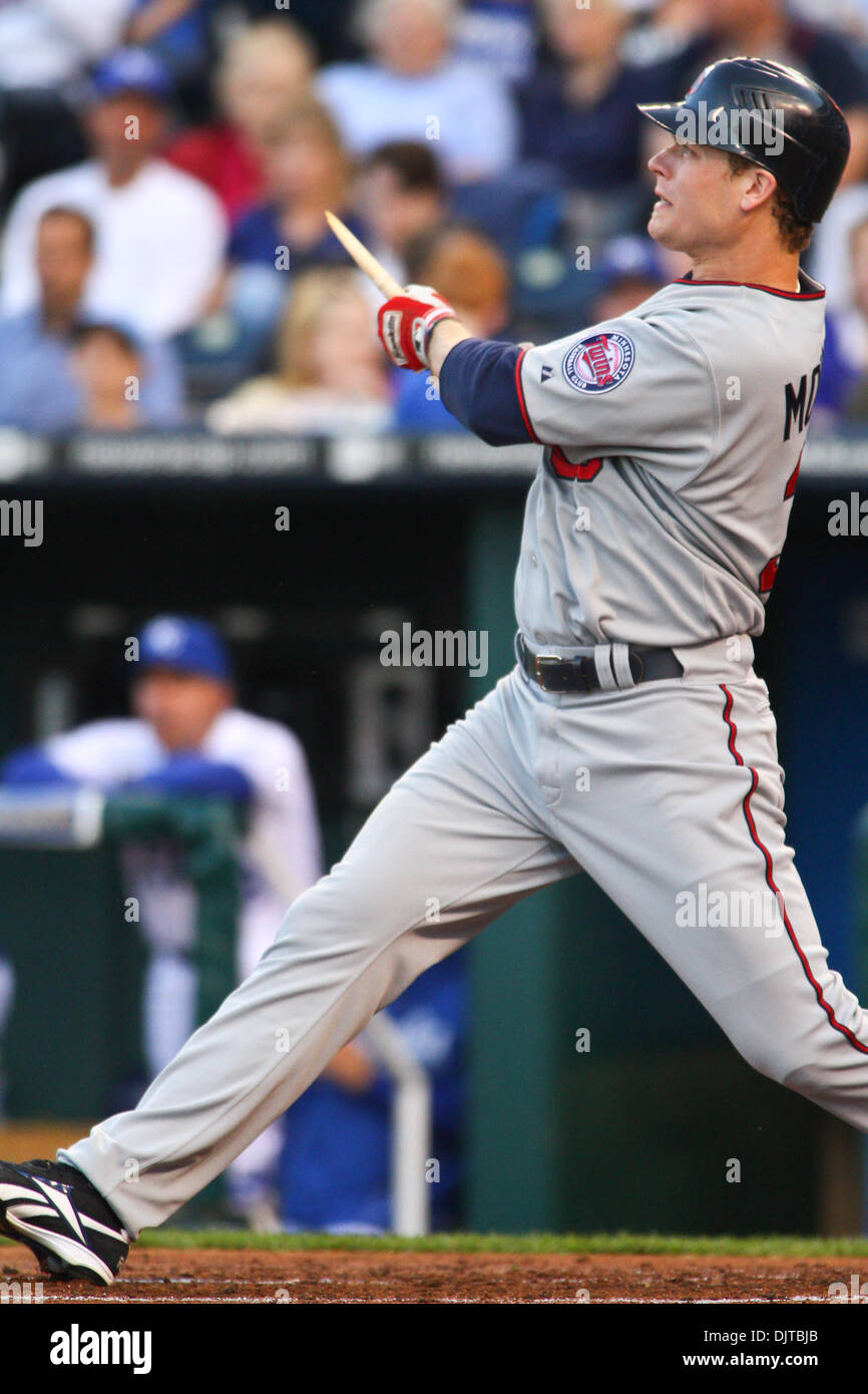 23. April 2010: die Twins Justin Morneau (#33) Uhren sein Schuss gebrochen-Fledermaus, Mittelfeld. Die Minnesota Twins besiegte die Kansas City Royals 8-3. Kauffman Stadium, Kansas City, Missouri... Obligatorische Credit: Tyson Hofsommer / Southcreek Global (Kredit-Bild: © Tyson Hofsommer/Southcreek Global/ZUMApress.com) Stockfoto