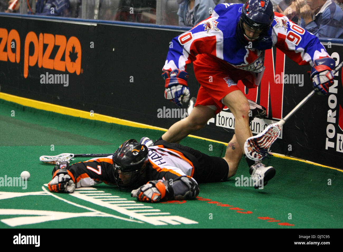 Buffalo Bandits vorwärts Jon Harasym (7) ist auf dem Boden als Toronto Rock forward Mike Hominuck (90) versucht, die Kontrolle über den Ball während des Spiels Lacrosse im Air Canada Centre in Toronto zu bekommen. Toronto gewann 13-11. (Kredit-Bild: © Anson Hung/Southcreek Global/ZUMApress.com) Stockfoto