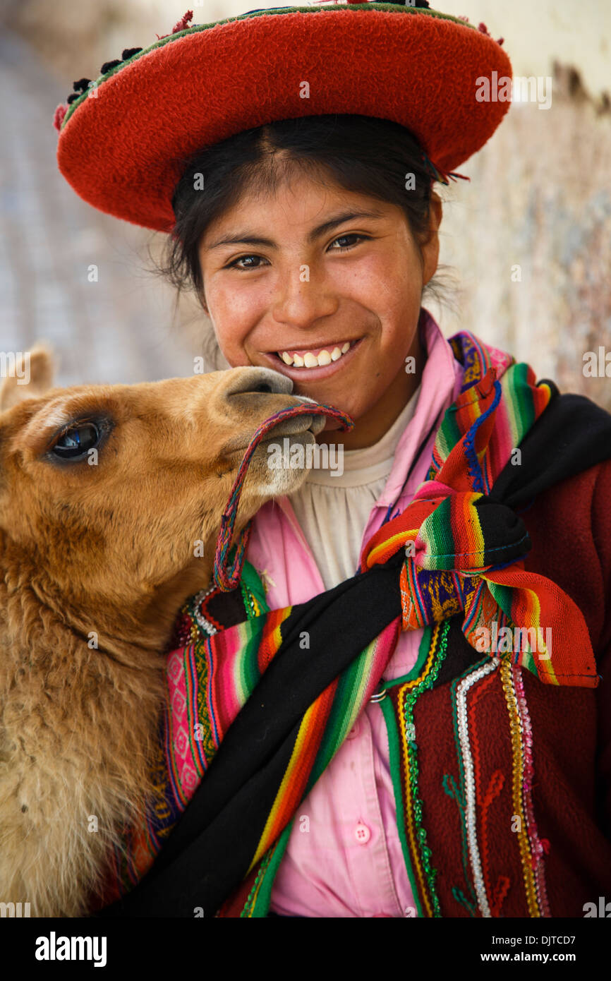 Porträt eines Mädchens Quechua mit traditioneller Kleidung und ein Lama, Cuzco, Peru. Stockfoto