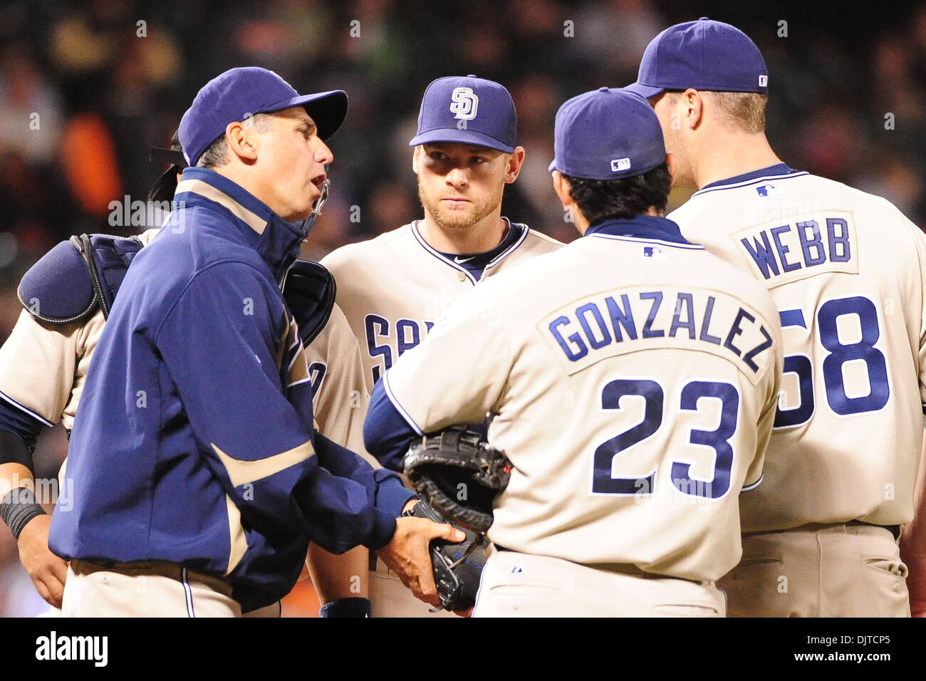 San Francisco, Kalifornien: San Diego Padres erster Basisspieler Adrien Gonzales (23) und Krug Ryan Webb (68) es auf dem Hügel über sprechen. Die Padres gewann das Spiel 3: 2. (Kredit-Bild: © Charles Herskowitz/Southcreek Global/ZUMApress.com) Stockfoto