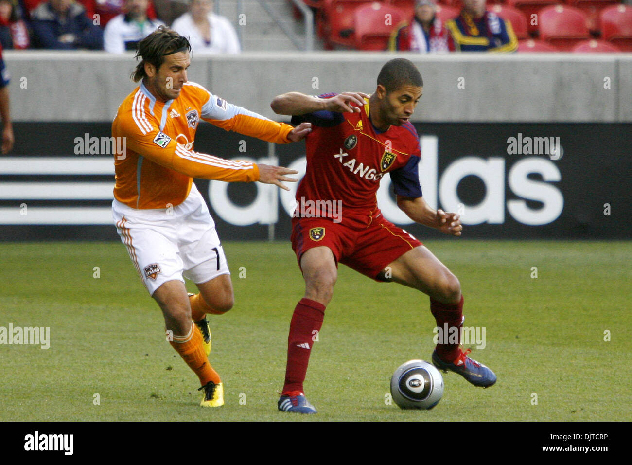 13. Mai 2010: Real Salt Lake Lead forward Alvaro Saborio (15) vorbei an Houston Dynamo Verteidiger Mike Chabala (17) in der ersten Hälfte arbeitet... Obligatorische Credit: Stephen Holt / Southcreek Global (Kredit-Bild: © Stephen Holt/Southcreek Global/ZUMApress.com) Stockfoto