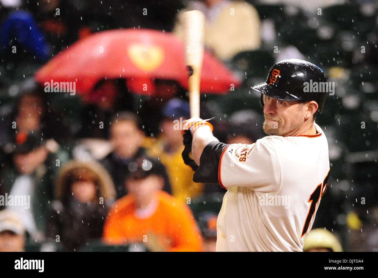 San Francisco, Kalifornien: San Francisco Giants erster Basisspieler Aubrey Huff (17) at bat während Regen fällt im AT&T Park. Die Giants gewannen das Spiel 4: 2. (Kredit-Bild: © Charles Herskowitz/Southcreek Global/ZUMApress.com) Stockfoto